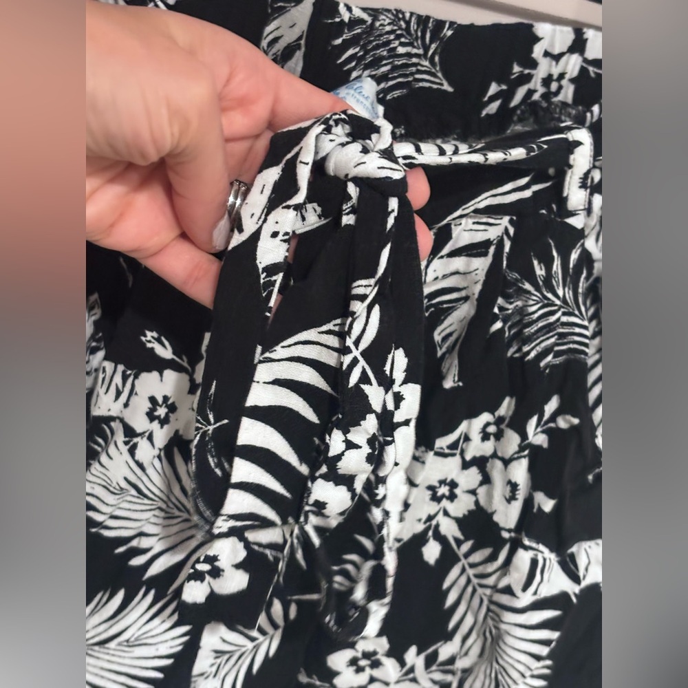 Francesca's Collections Black and White Tropical Print Shorts - Picture 4 of 11
